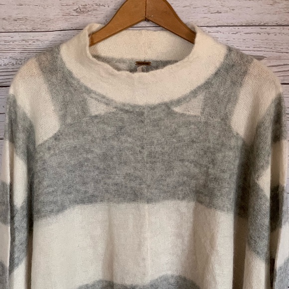 FREE People oversized Sweater NWT super cute! - Picture 2 of 4